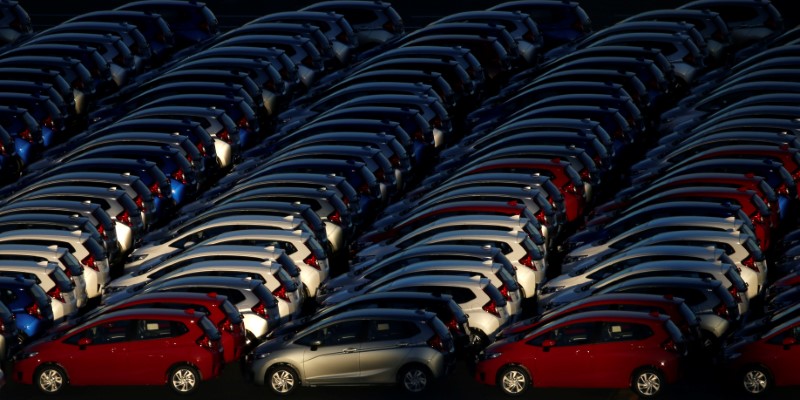 © Reuters. Newly manufactured cars await export at port in Yokohama