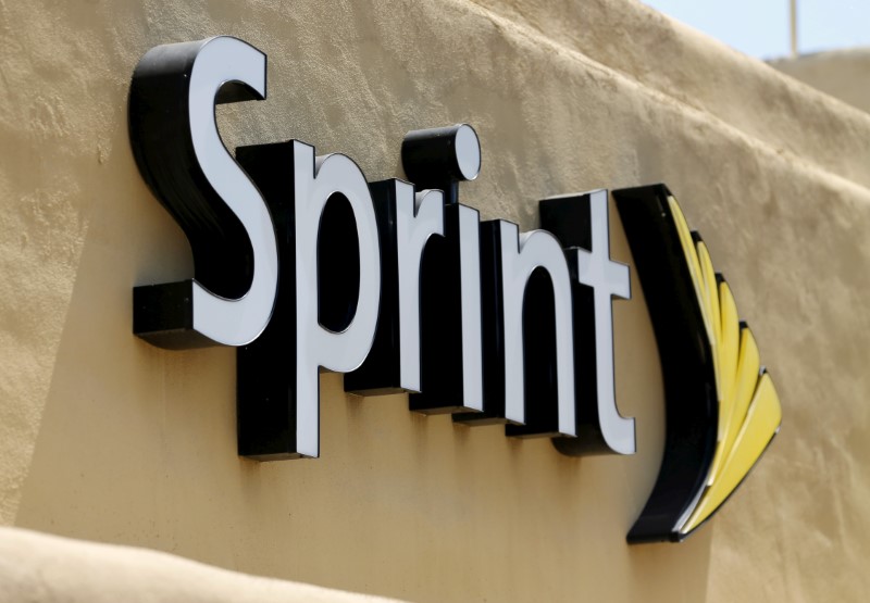 © Reuters. FILE PHOTO: The logo of U.S. mobile network operator Sprint Corp is seen at a Sprint store in San Marcos, California