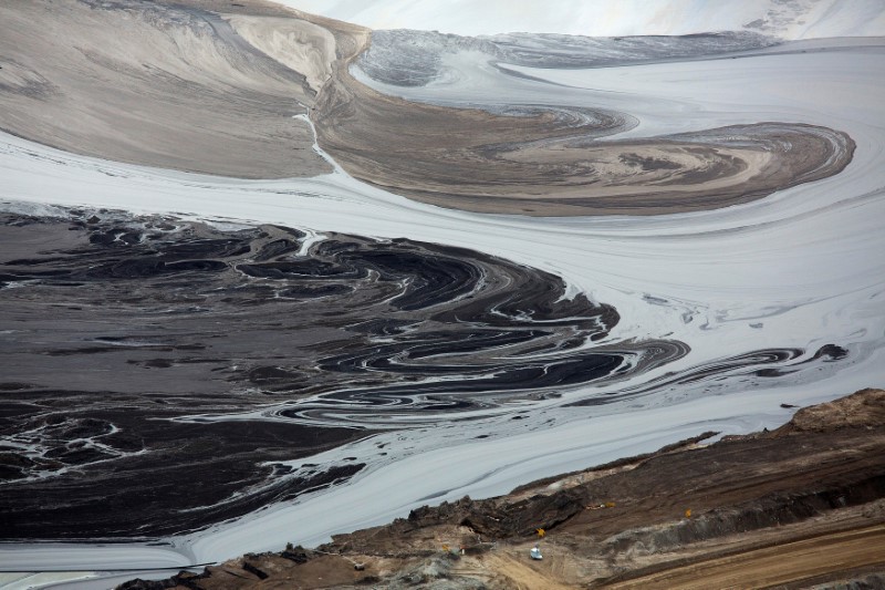 © Reuters. FILE PHOTO - A tailings pond near the Syncrude tar sands operations near Fort McMurray