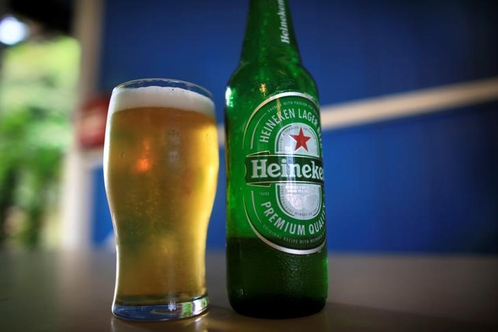 © Reuters. Illustration photo of Heineken lager beer in Singapore