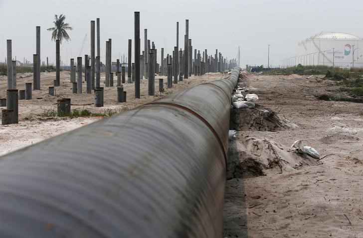 © Reuters. Нефтепровод у нефтехранилища Vopak-Dialog в Малайзии