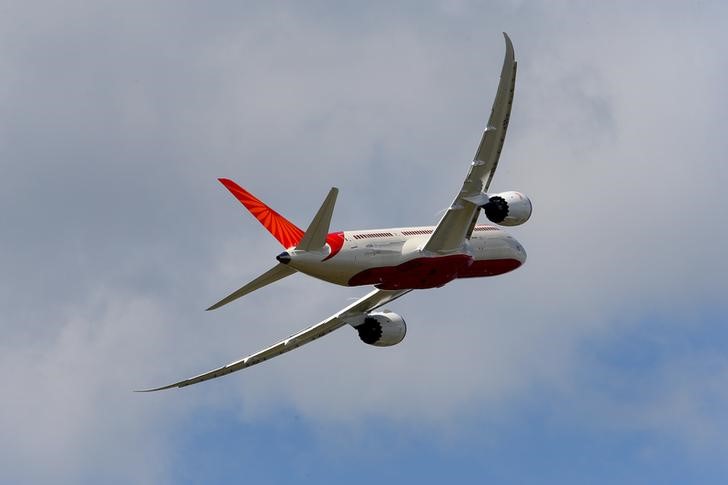 © Reuters. FILE PHOTO: An Air India Airlines Boeing 787 dreamliner, takes part in a flying display during the 50th Paris Air Show, at the Le Bourget airport near Paris