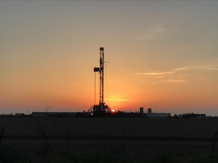 © Reuters. Буровая установка на нефтяной скважине компании Parsley Energy Inc близ Мидлэнда, Техас