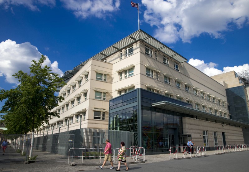 © Reuters. People walk past the U.S. Embassy in Berlin