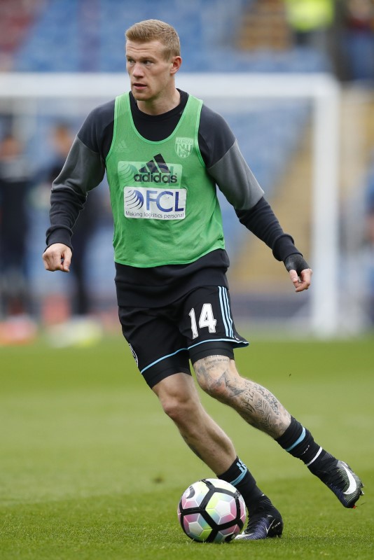 © Reuters. West Bromwich Albion's James McClean warms up before the match