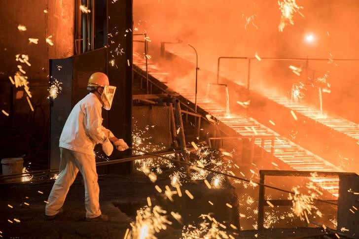 © Reuters. Рабочий на сталелитейном заводе Shandong Iron & Steel Group в городе Цзинань, провинция Шаньдун, Китай