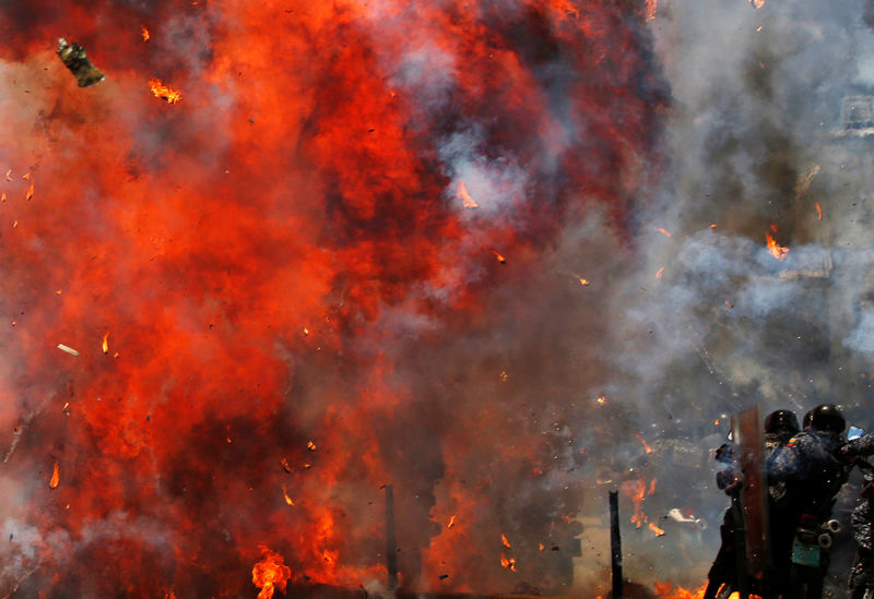 © Reuters. Flames erupt as clashes break out while the Constituent Assembly election is being carried out in Caracas