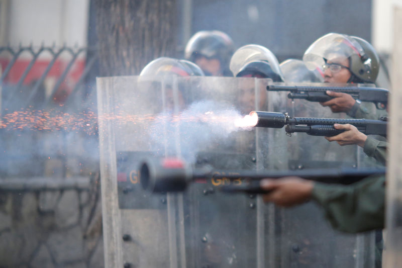 © Reuters. Forças de segurança disparam durante protesto contra o presidente da Venezuela, Nicolás Maduro, em Caracas