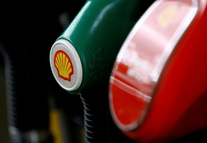 © Reuters. Логотип Shell на топливном шланге на АЗС в Варшаве