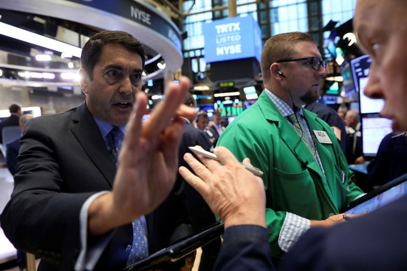 © Reuters. Traders work on the floor of the NYSE in New York