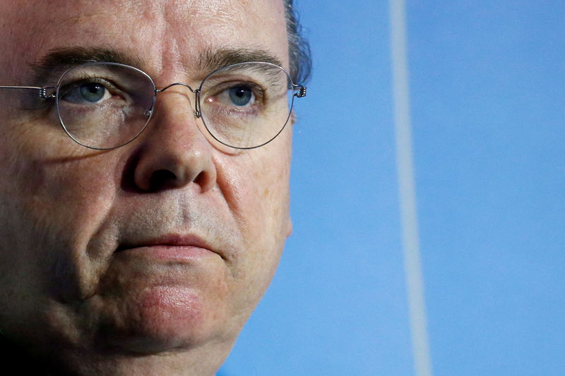 © Reuters. FILE PHOTO: Stuart Gulliver, Group Chief Executive of HSBC, attends the Paris Europlace International Financial Forum in Paris