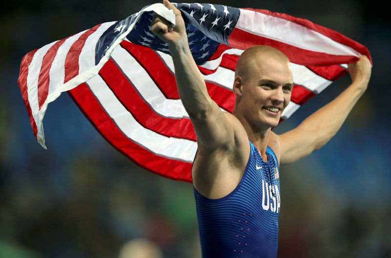 © Reuters. FILE PHOTO: Sam Kendricks of the U.S., celebrates winning a bronze medal in the Men's Pole Vault Final at the 2016 Rio Olympics in Rio de Janeiro