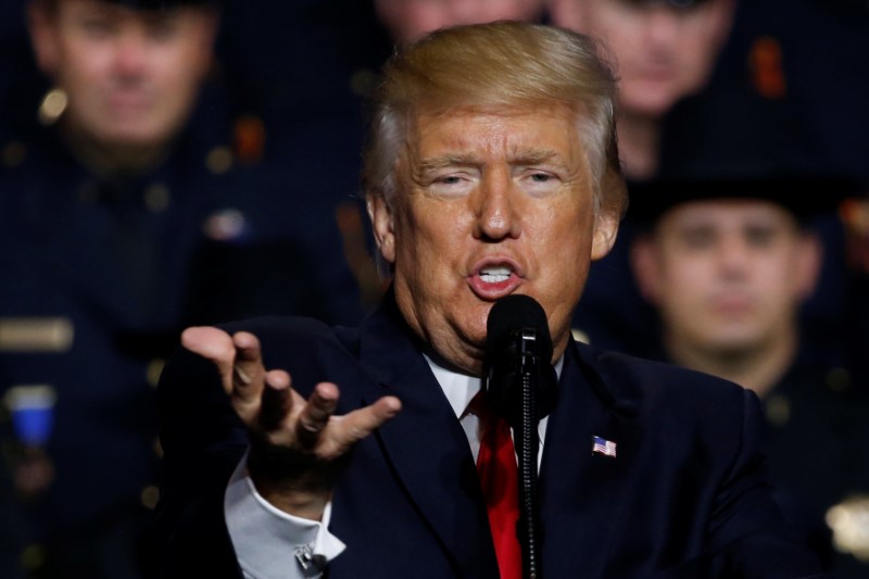 © Reuters. Trump delivers remarks to federal, state and local law enforcement officials in Brentwood, New York