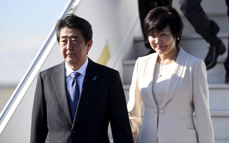 © Reuters. Japanese Prime Minister Shinzo Abe visits Finland