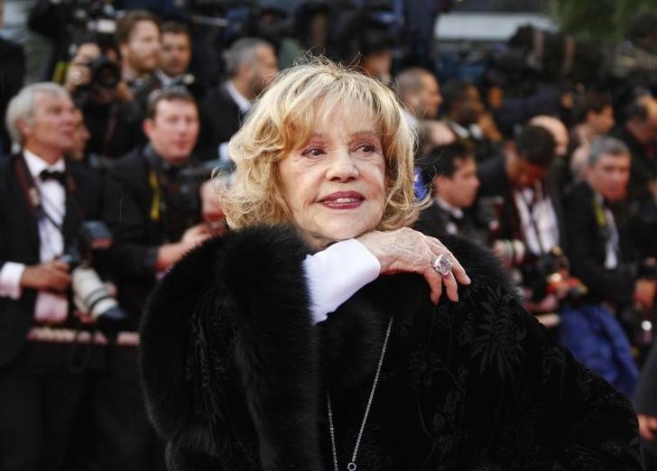 © Reuters. Jeanne Moreau chega para a exibição do filme "Vicky Cristina Barcelona" do diretor norte-americano Woody Allen em Cannes