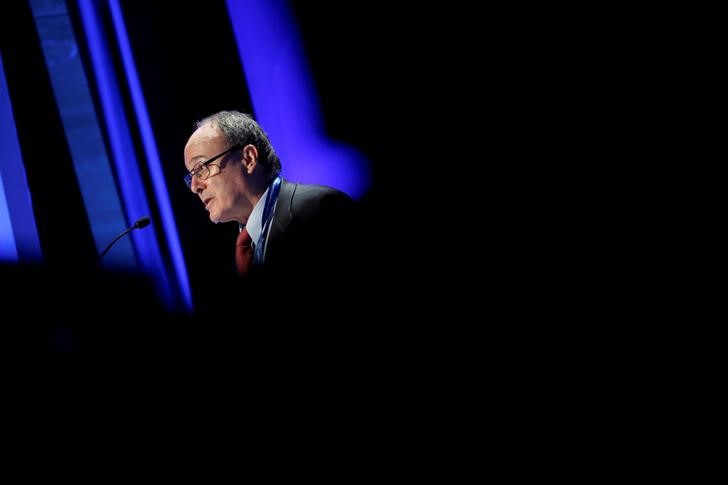 © Reuters. Spain's Central Bank Governor Linde attends the 2016 Institute of International Finance Spring Membership meeting in Madrid