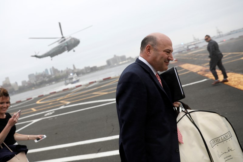 © Reuters. White House National Economic Council Director Gary Cohn arrives just ahead of U.S. President Donald Trump's helicopter at the Wall Street landing zone in New York