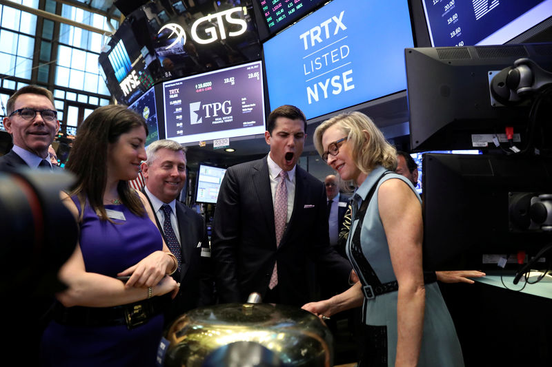 © Reuters. FILE PHOTO - Greta Guggenheim, CEO of TPG RE Finance Trust, Inc. rings a ceremonial bell to celebrate her company's IPO on the floor