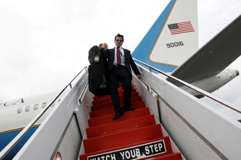 © Reuters. FILE PHOTO: Scaramucci arrives with Trump aboard Air Force One at Long Island MacArthur Airport in Ronkonkoma, New York