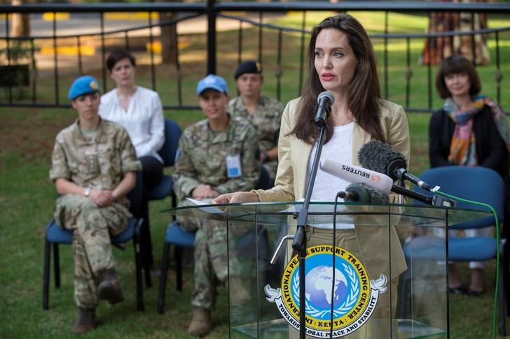 © Reuters. Atriz Angelina Jolie discursa em curso de prevenção contra a violência de gênero em Nairóbi, no Quênia