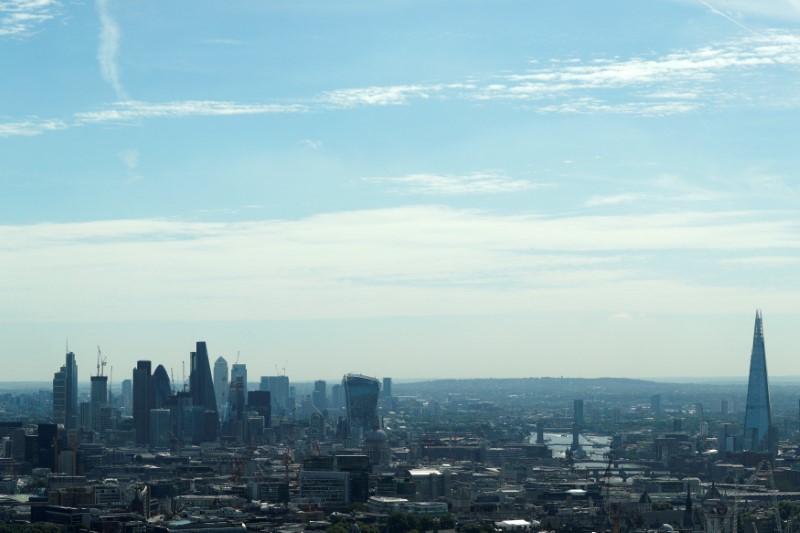 © Reuters. FILE PHOTO:  A view of the City of London, Canary Wharf and the Shard