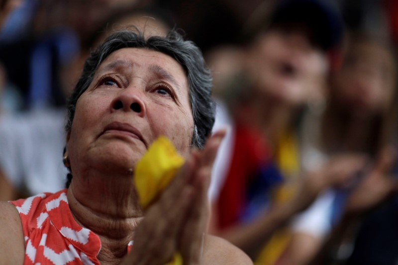 © Reuters. A woman cries during a rally where opposition supporters pay tribute to victims of violence in protests against Venezuelan President Nicolas Maduro's government, in Caracas