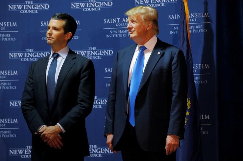 © Reuters. FILE PHOTO: Then U.S. Republican presidential candidate Donald Trump welcomes his son Don Jr. to the stage in Manchester