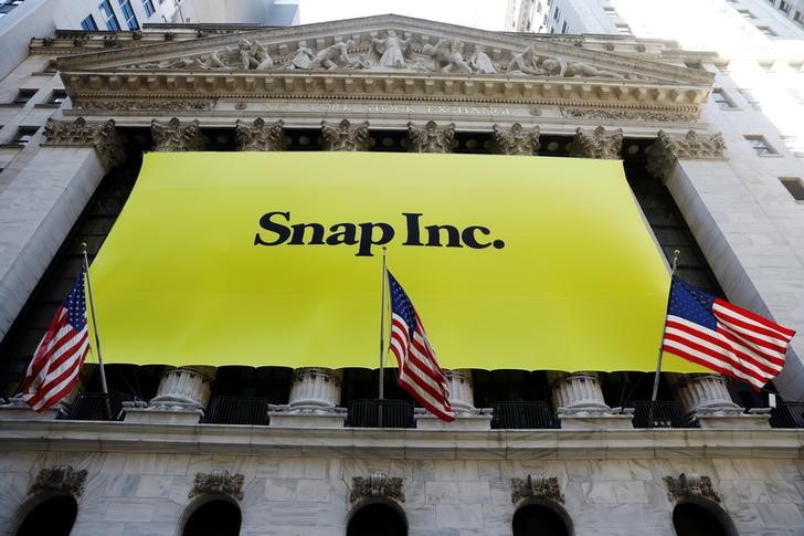 © Reuters. The front of the New York Stock Exchange (NYSE) with a Snap Inc. logo hung on the front of it stands shortly before the company's IPO in New York