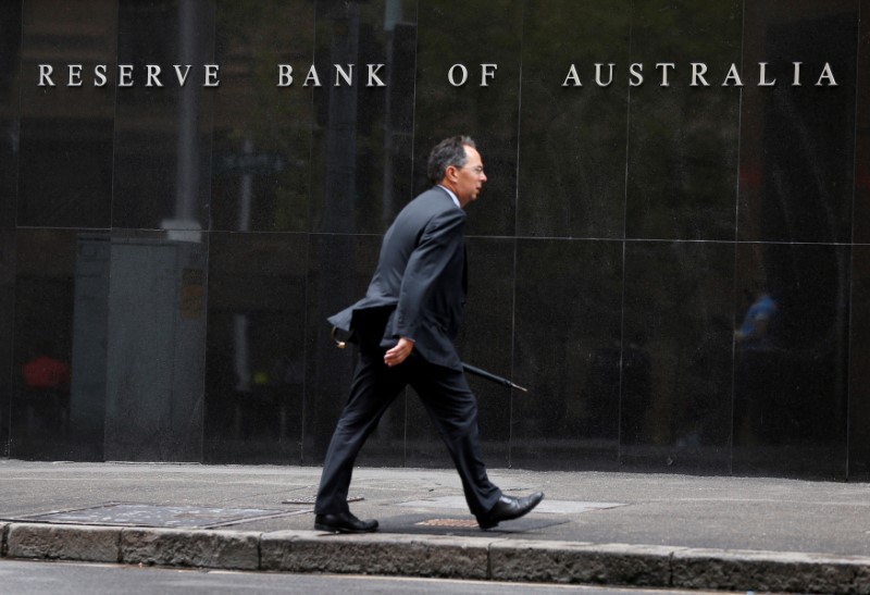 © Reuters. FILE PHOTO: A businessman walks past the Reserve Bank of Australia in Sydney