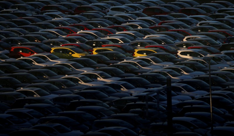 © Reuters. FILE PHOTO: Newly manufactured cars of the automobile maker Honda await export at port in Yokohama