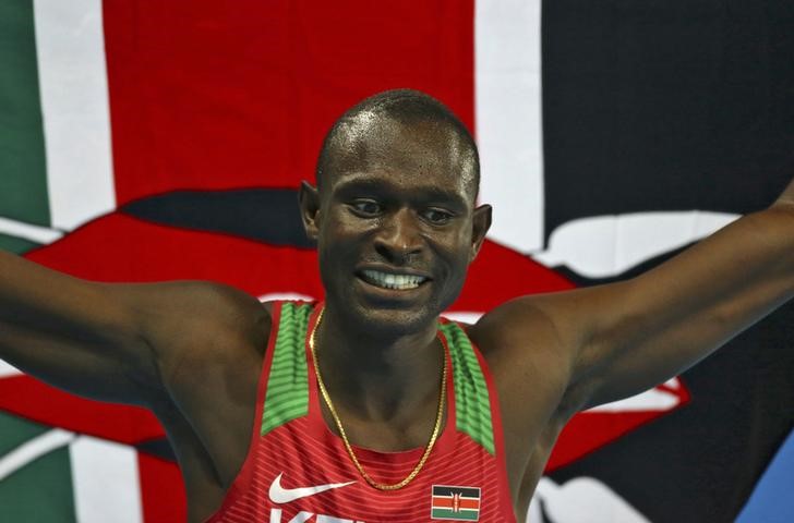 © Reuters. Foto de archivo. David Lekuta Rudisha de Kenia celebra después de ganar la medalla de oro, Juegos Olímpicos de Rio 2016