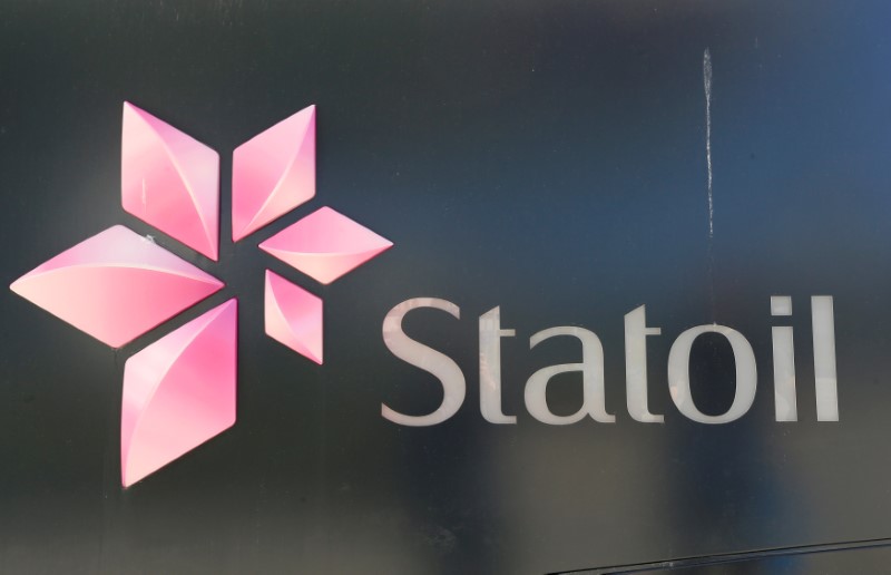 © Reuters. FILE PHOTO: Norwegian oil company's Statoil logo is seen at their headquarters in Fornebu