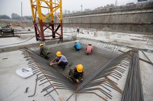 © Reuters. FILE PHOTO: Labourers work at a construction site in Beijing