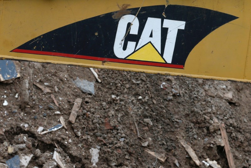 © Reuters. FILE PHOTO: The logo of the company of machinery Caterpillar (CAT) is seen at the site of a future urban project in Vina del Mar, Chile.