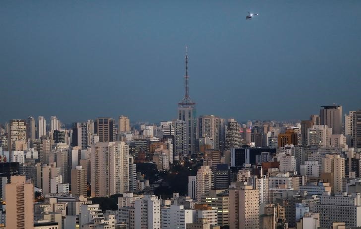 © Reuters. Helicóptero sobrevoa São Paulo, Brasil