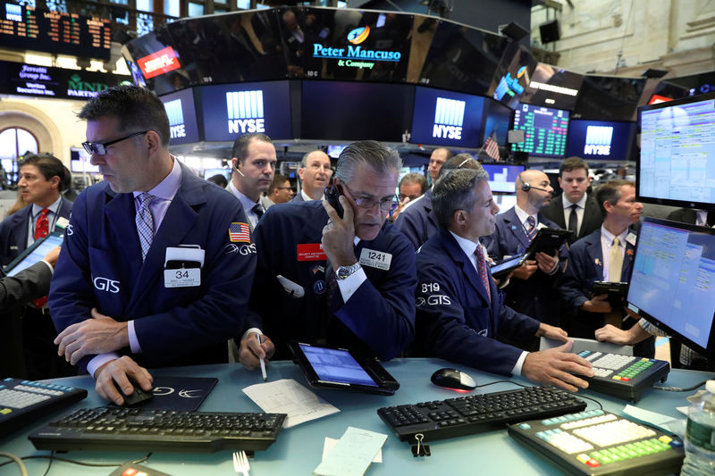 © Reuters. Traders work on the floor of the NYSE in New York