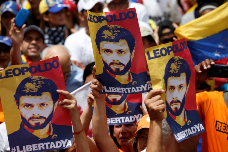 © Reuters. Cartazes mostram líder de oposição na Venezuela Leopoldo López, durante protesto contra o governo de Maduro, em Caracas