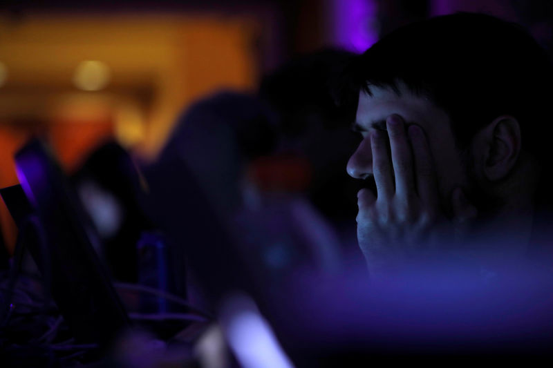 © Reuters. A man takes part in a hacking contest during the Def Con hacker convention in Las Vegas