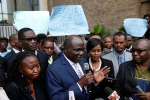 © Reuters. IEBC chairman Wafula Chebukati delivers a statement to members of the press during a protest in Nairobi