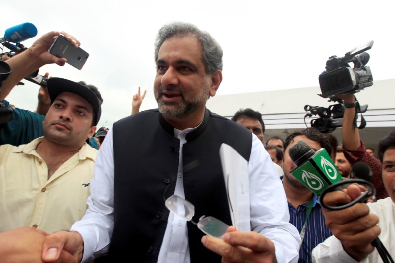 © Reuters. Pakistan's former Petroleum Minister and Prime Minister designate Shahid Khaqan Abbasi arrives to attend the National Assembly session in Islamabad