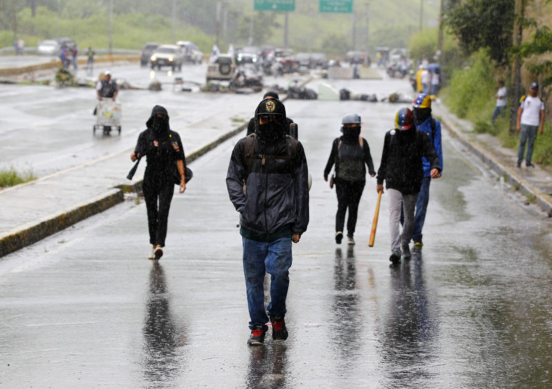 © Reuters. فنزويلا تعتقل زعيمين للمعارضة من منزليهما