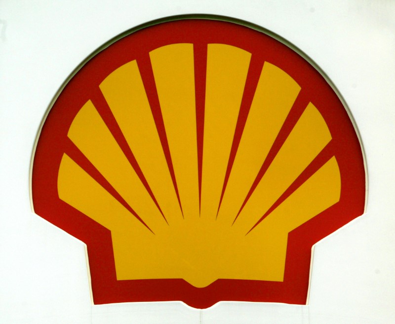 © Reuters. File Photo: A Shell logo is seen at a garage in Glasgow, Scotland.
