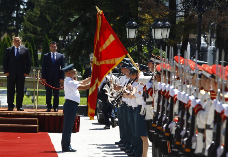 © Reuters. Macedonian Prime Minister Zaev and his Bulgarian counterpart Borissov attend a welcome ceremony in Skopje