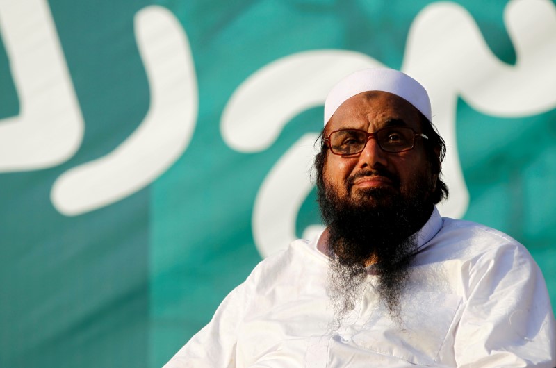 © Reuters. باكستان تمدد الإقامة الجبرية لإسلامي متهم بتدبير هجمات مومباي