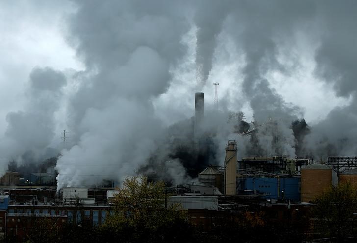 © Reuters. The Mead-Westvaco paper mill plant is seen on a rainy day in Covington, Virginia