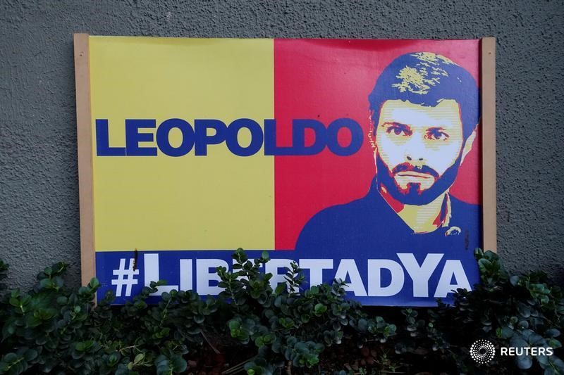 © Reuters. Cartaz representando o líder de oposição venezuelano Leopoldo López