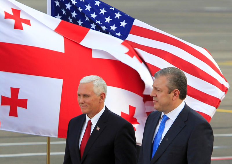 © Reuters. Вице-президент США Майк Пенс и премьер-министр Грузии Георгий Квирикашвили в аэропорту Тбилиси