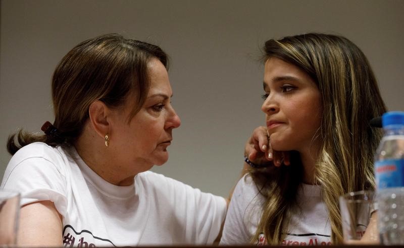 © Reuters. Mitzy Capriles de Ledezma, mulher de Antonio Ledezma, e a filha Antonieta durante entrevista coletiva em Madri