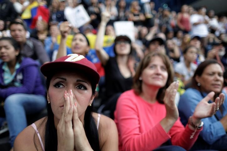 © Reuters. Manifestantes prestam homenagem a vítimas de violência em protestos na Venezuela