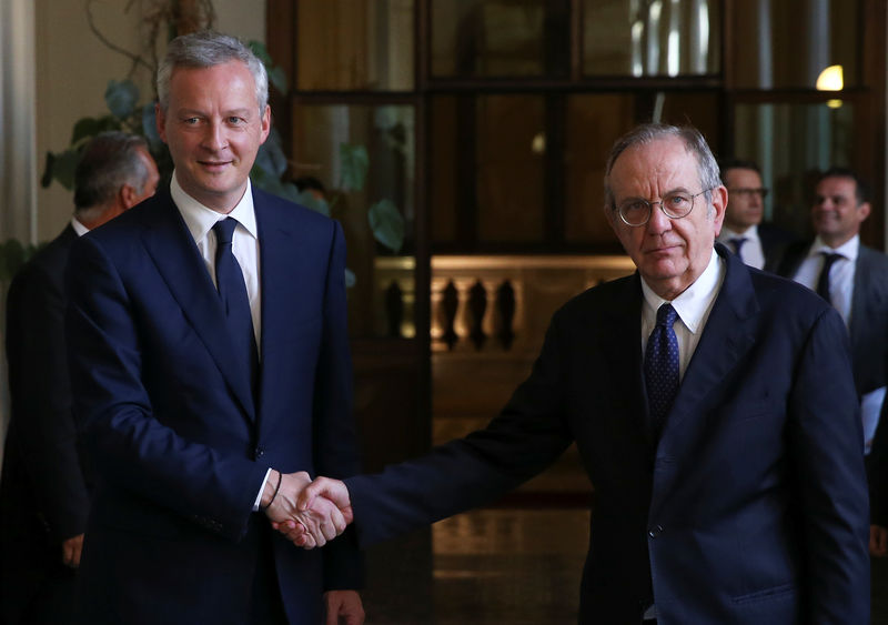 © Reuters. Il ministro delle Finanze Pier Carlo Padoan (a destra) con il collega francese Bruno Le Maire